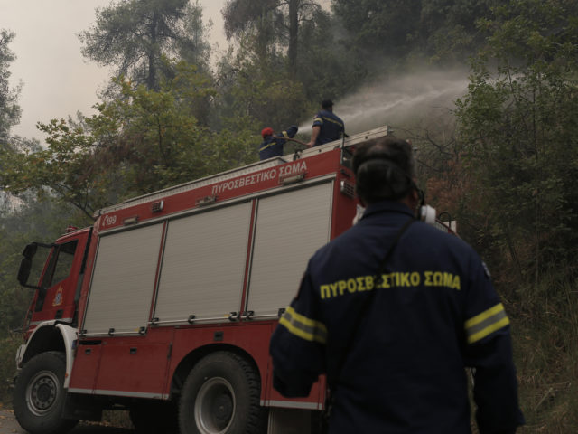 Μαίνεται το διπλό πύρινο μέτωπο στην Αρκαδία