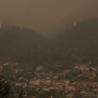 Μεγάλες αναζοπυρώσεις στην Εύβοια – Εκκλήσεις για εναέρια μέσα