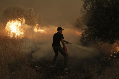 Εύβοια: Σε κοντινή απόσταση από την Ιστιαία η φωτιά – Απειλούνται τα χωριά Γαλατσώνα, Αβγαριά, Ασμίνι