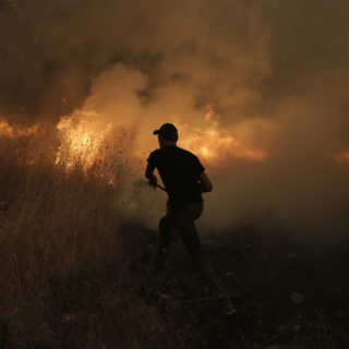 Φωτιά στην Εύβοια: Αναζωπυρώσεις και μέτωπα από χωριό σε χωριό