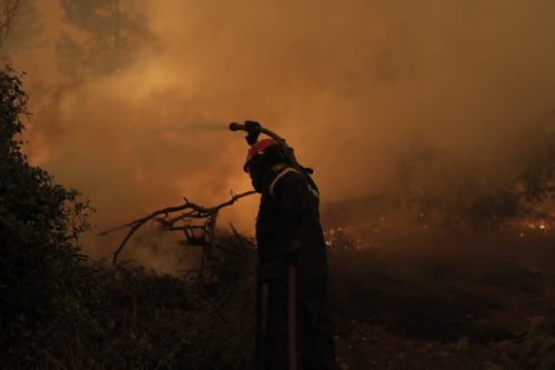 Μαίνεται η πυρκαγιά στα Στουρναρέικα Τρικάλων
