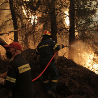 Πυρκαγιά στην Αρκαδία: Μαίνεται το πύρινο μέτωπο στη Γορτυνία – Οι φωτιές πέρασαν μέσα από οικισμούς [ΒΙΝΤΕΟ]
