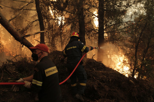 Εύβοια: Εκτός ελέγχου η φωτιά, πέρασε την Eθνική Oδό με κατεύθυνση τον κάμπο του Δύστου