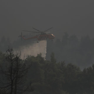 Συνεχείς αναζωπυρώσεις στη Γορτυνία – Ξεκίνησαν να επιχειρούν τα εναέρια μέσα