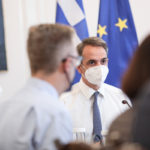 Τεστ 48 ωρών και μάσκα υψηλής προστασίας για τους ταξιδιώτες από την Κίνα – Τι αποφασίστηκε στη σύσκεψη στο Μαξίμου