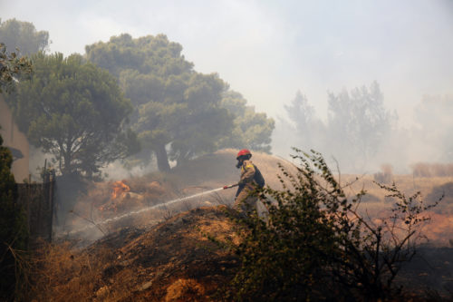 Φωτιά στα Βίλια: Εκκενώνονται δύο ακόμη οικισμοί