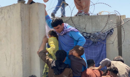 H Αυστρία προτείνει τη δημιουργία «κέντρων απέλασης» για τους Αφγανούς που η αίτηση ασύλου τους έχει απορριφθεί, κοντά στο Αφγανιστάν