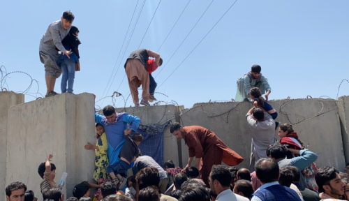 Αφγανιστάν: Πλήθη απελπισμένων ανθρώπων προσπαθούν να διαφύγουν με κάθε τρόπο από την Καμπούλ [ΒΙΝΤΕΟ]