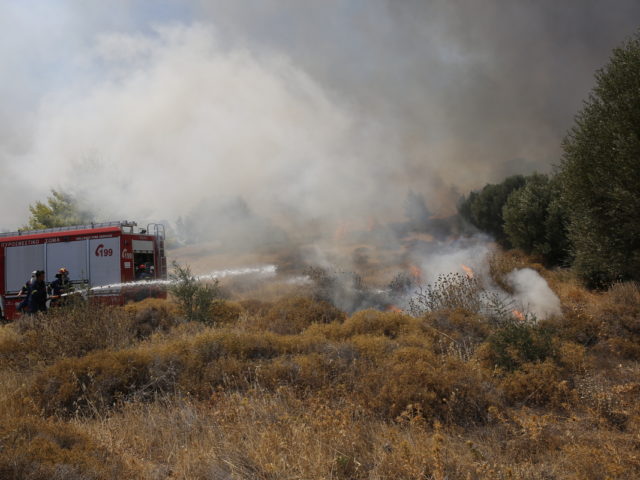 Φωτιά ξέσπασε τα ξημερώματα στο Δασκαλειό Κερατέας – Βίντεο την ώρα που ρίχνουν φωτοβολίδα