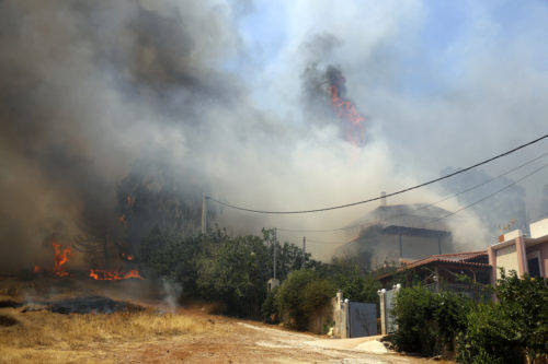 Σε πλήρη εξέλιξη οι πυρκαγιές σε Κερατέα και Βίλια