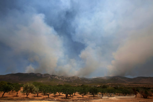 Φωτιά στα Βίλια: Καίγεται για τρίτη μέρα η περιοχή