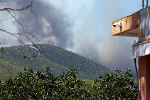 Σε πλήρη εξέλιξη η πυρκαγιά στα Βίλια – Εκκένωση πέντε οικισμών