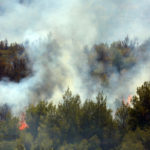 Σε εξέλιξη η πυρκαγιά στα Βίλια – Αναζωπυρώσεις στην Λαυρεωτική