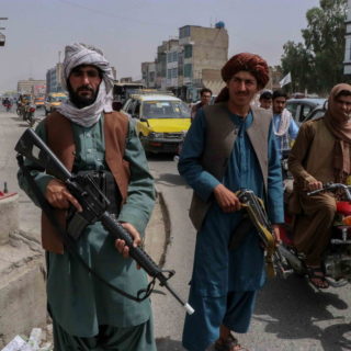 Οι Ταλιμπάν πυροβολούν κατά διαδηλωτών που ζητούν την αφγανική σημαία στα δημόσια κτήρια [ΒΙΝΤΕΟ]