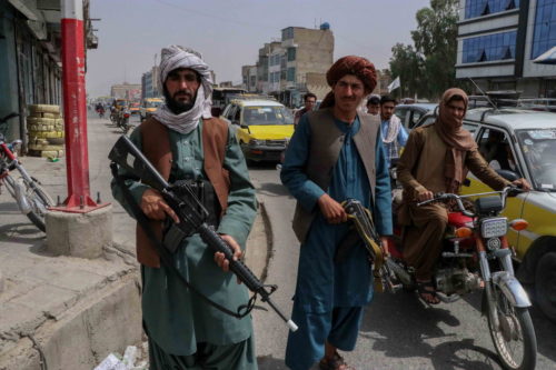 Οι Ταλιμπάν πυροβολούν κατά διαδηλωτών που ζητούν την αφγανική σημαία στα δημόσια κτήρια [ΒΙΝΤΕΟ]