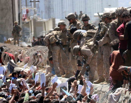 Για κλιμάκωση των τρομοκρατικών επιθέσεων στην Καμπούλ, προειδοποιεί ο Βρετανός υπουργός Άμυνας