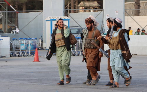 Οι Ταλιμπάν παρουσιάζουν την κυβέρνησή τους την ώρα που το Αφγανιστάν είναι αντιμέτωπο με οικονομική κατάρρευση