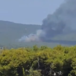 Φωτιά στη Βαρυμπόμπη: Μήνυμα από το 112 – «Κλείστε τις καμινάδες, τις πόρτες και τα παράθυρα»