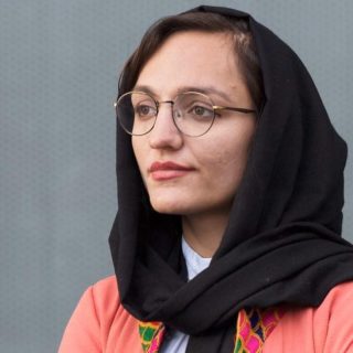 «Περιμένω να έρθουν να με σκοτώσουν» – Συγκλονίζει η πρώτη γυναίκα δήμαρχος στο Αφγανιστάν