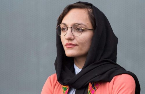 «Περιμένω να έρθουν να με σκοτώσουν» – Συγκλονίζει η πρώτη γυναίκα δήμαρχος στο Αφγανιστάν
