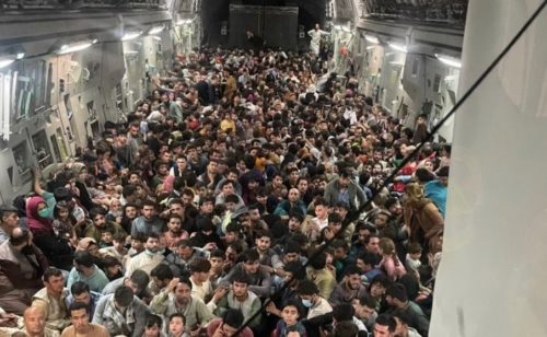 Συγκλονιστική εικόνα: Περισσότεροι από 600 Αφγανοί «στοιβαγμένοι» σε στρατιωτικό αεροπλάνο των ΗΠΑ