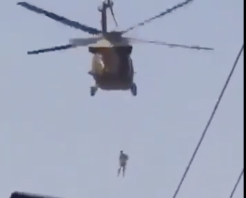 Αφγανιστάν: Συγκλονιστικό βίντεο δείχνει άνδρα να κρέμεται από ελικόπτερο