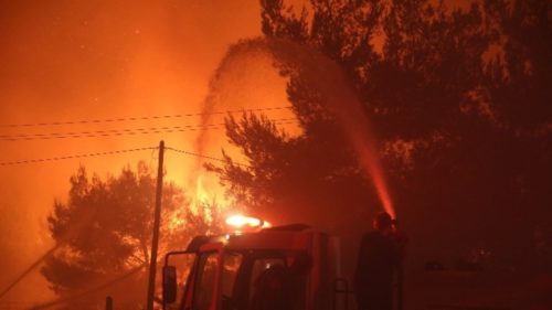 Οι φλόγες μπήκαν στην Ιπποκράτειο Πολιτεία και απειλούν σπίτια