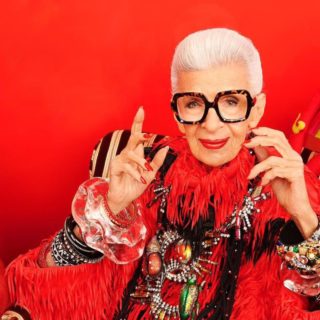 Η Iris Apfel έκλεισε τα 100 και είναι πιο κουλ από ποτέ
