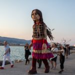 Η Μικρή Αμάλ έφτασε Ελλάδα, σε ένα οδοιπορικό θεατρικό που ακολουθεί το προσφυγικό μονοπάτι