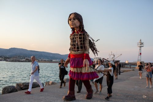 Η Μικρή Αμάλ έφτασε Ελλάδα, σε ένα οδοιπορικό θεατρικό που ακολουθεί το προσφυγικό μονοπάτι