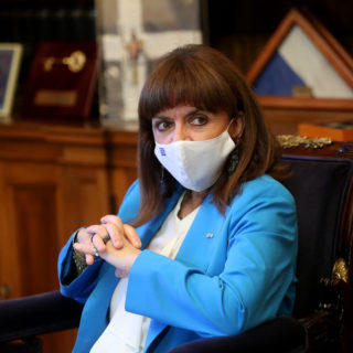 Η Πρόεδρος της Δημοκρατίας για τον Μίκη Θεοδωράκη: «Πανέλληνας και ταυτόχρονα οικουμενικός δημιουργός»