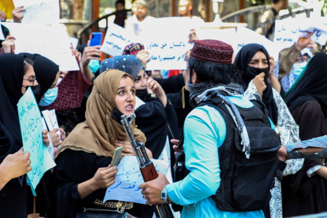 Οι Ταλιμπάν χτύπησαν δημοσιογράφους για να μην καλύψουν διαδήλωση γυναικών στην Καμπούλ