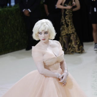 Η Billie Eilish λέει ότι έχασε followers επειδή άλλαξε εμφάνιση