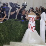 Met Gala 2021: «Φορολογήστε τους πλούσιους», «καρφώστε την πατριαρχία»