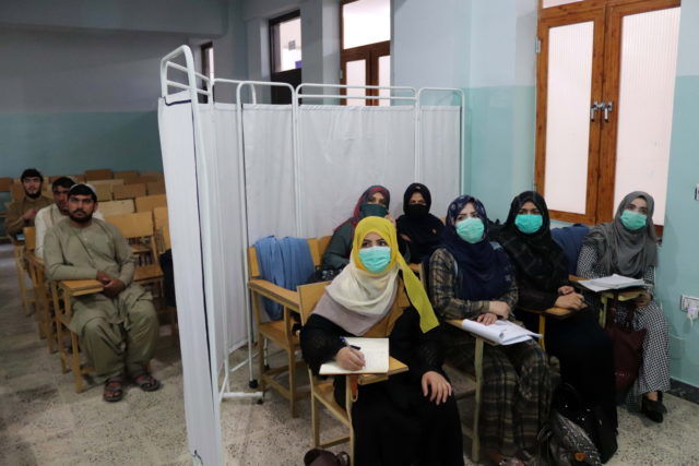 Ταλιμπάν: Τα κορίτσια θα μπορέσουν να επιστρέψουν στο σχολείο «το συντομότερο δυνατό»