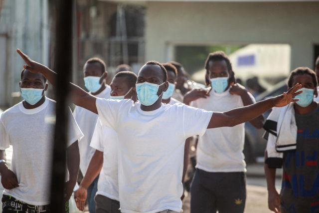 Αϊτή: Οργή και πανικός στο αεροδρόμιο από χιλιάδες μετανάστες που απελάθηκαν από το Τέξας [BINTEO]