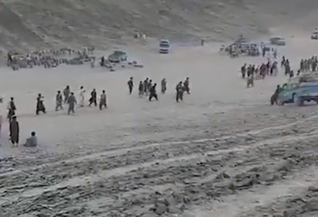 Χιλιάδες Αφγανοί πρόσφυγες διασχίζουν την έρημο με προορισμό τη Δύση [ΒΙΝΤΕΟ]