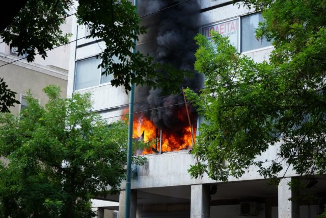 Εικόνες από την μεγάλη φωτιά σε κτήριο στο κέντρο της Αθήνας