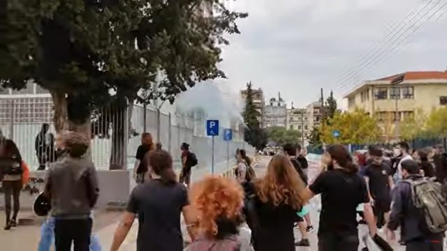 Φασιστική επίθεση στη Σταυρούπολη: Δυο μαθήτριες τραυματίστηκαν – Δακρυγόνα στους διαδηλωτές από την Αστυνομία [ΒΙΝΤΕΟ]