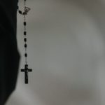 Ιταλία: Ιερέας έπαιρνε τις δωρεές των πιστών και διοργάνωνε πάρτι οργίων με ναρκωτικά