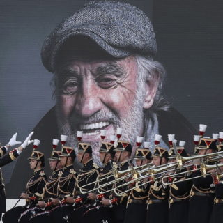 Jean-Paul Belmondo: Η ανατριχιαστική στιγμή του τελευταίου χαιρετισμού υπό τους ήχους του Ennio Morricone [BINTEO]