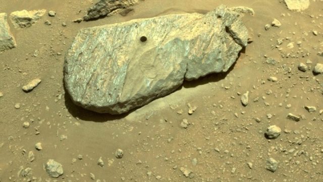 To ρόβερ Perseverance της NASA συνέλεξε την πρώτη πέτρα από τον Άρη
