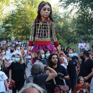 Πέτρες, προπηλακισμοί και ξενοφοβία κατά την υποδοχή της «Αμάλ» στη Λάρισα [ΒΙΝΤΕΟ]