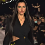 Milan Fashion Week: Η Dua Lipa άνοιξε το show Versace κάνοντας το ντεμπούτο της στην πασαρέλα