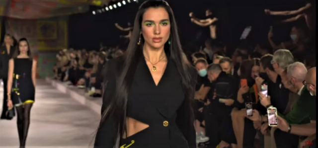 Milan Fashion Week: Η Dua Lipa άνοιξε το show Versace κάνοντας το ντεμπούτο της στην πασαρέλα