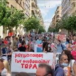 Τραγούδια και χειροκροτήματα για τον Μίκη Θεοδωράκη από τους συγκεντρωμένους υγειονομικούς έξω από το Υπουργείο Υγείας [ΒΙΝΤΕΟ]