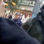 ΜΑΤατζής σε αμοκ σπάει βιτρίνα μαγαζιού και τραυματίζει μια κοπέλα [ΒΙΝΤΕΟ]