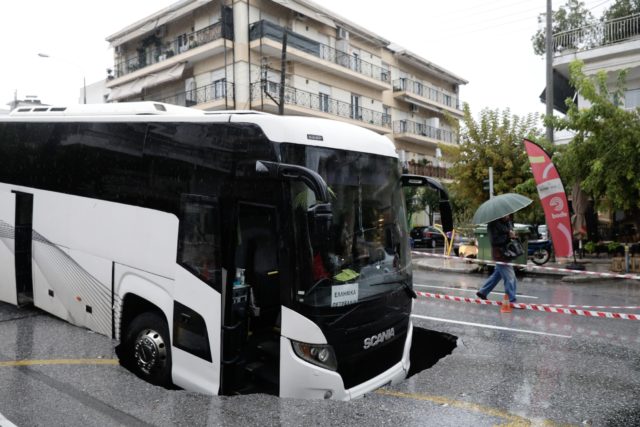Θεσσαλονίκη: «Άνοιξε» ο δρόμος και κατάπιε λεωφορείο