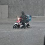 Μετά τη φωτογραφία διανομέα στη βροχή, η Wolt αναστέλλει τις παραδόσεις της