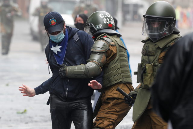 Μία νεκρή και 17 τραυματίες διαδηλωτές σε πορεία αυτοχθόνων στο Σαντιάγο της Χιλής